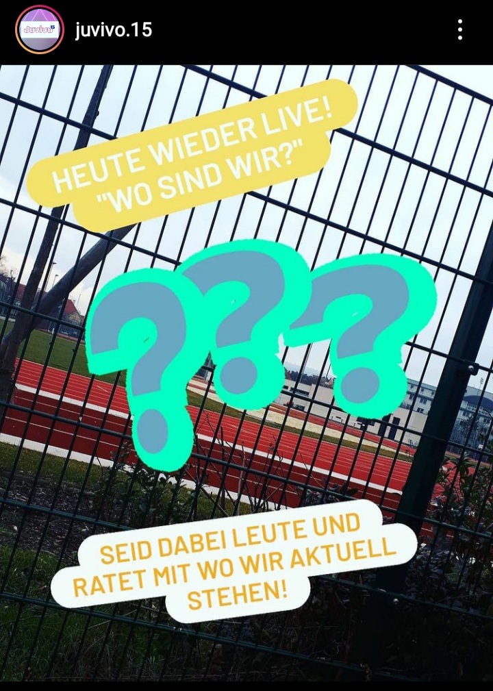 Ein Story-Bild vom Instagram Kanal von Juvivo.15. Man sieht einen Sportplatz und die Frage "Wo sind wir?"